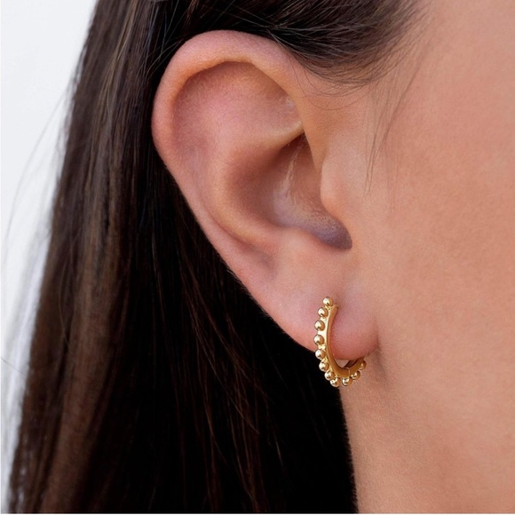 Tiny gold detail huggie hoops 18k gold plated ✨ - Picture 2 of 3